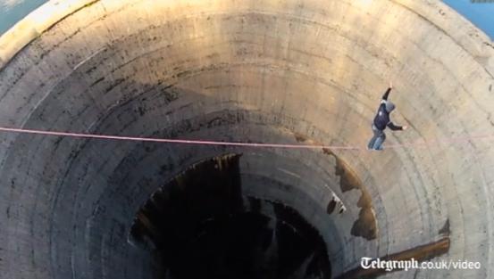 Artă periculoasă! Un acrobat rom&acirc;n impresionează presa engleză cu schemele sale