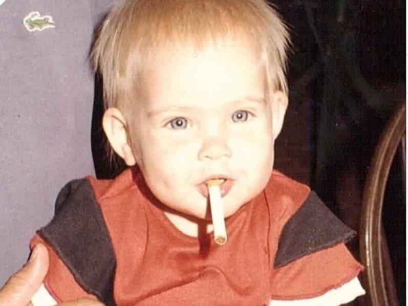 Scandal! Vedetă cu ţigara &icirc;n gură, pe c&acirc;nd era bebeluş