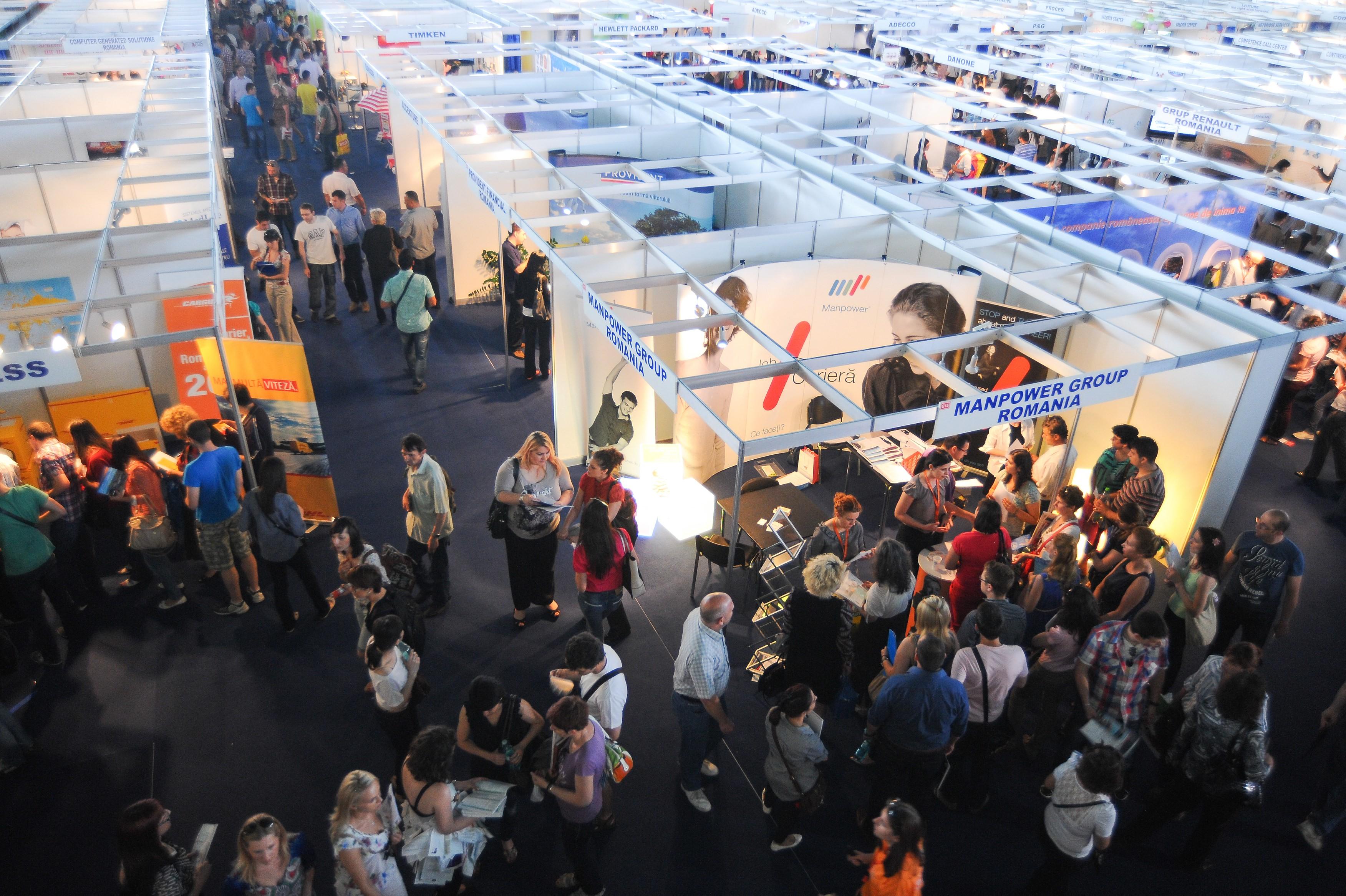 Aproape 1.000 de oameni s-au călcat &icirc;n picioare la Bursa Locurilor de Muncă din Ploieşti