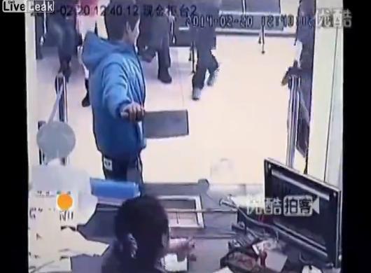 Angajata unei bănci a fost amenințată cu sat&acirc;rul, dar a izbucnit &icirc;n r&acirc;s