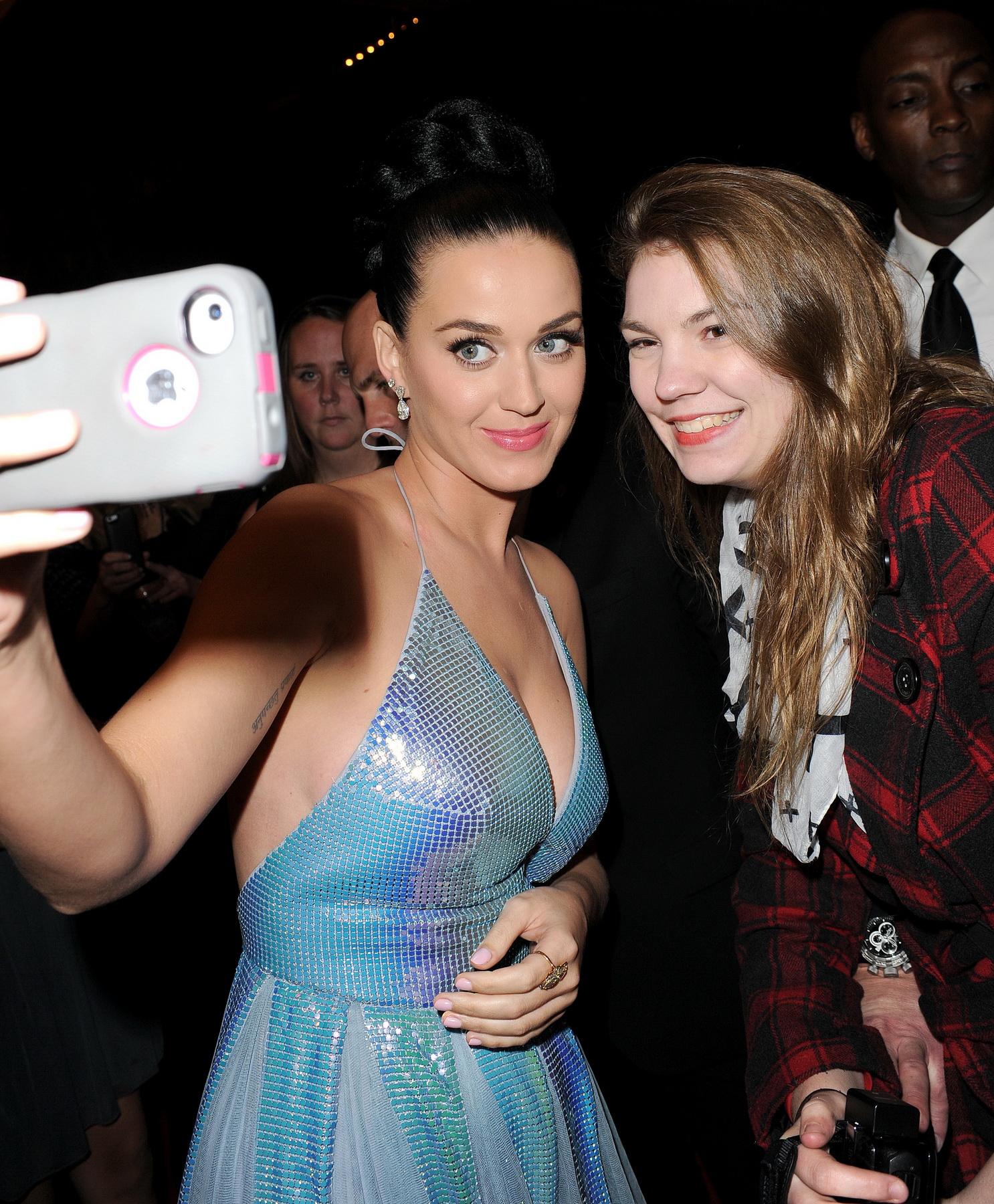 Selfie-urile ar putea favoriza răsp&acirc;ndirea păduchilor