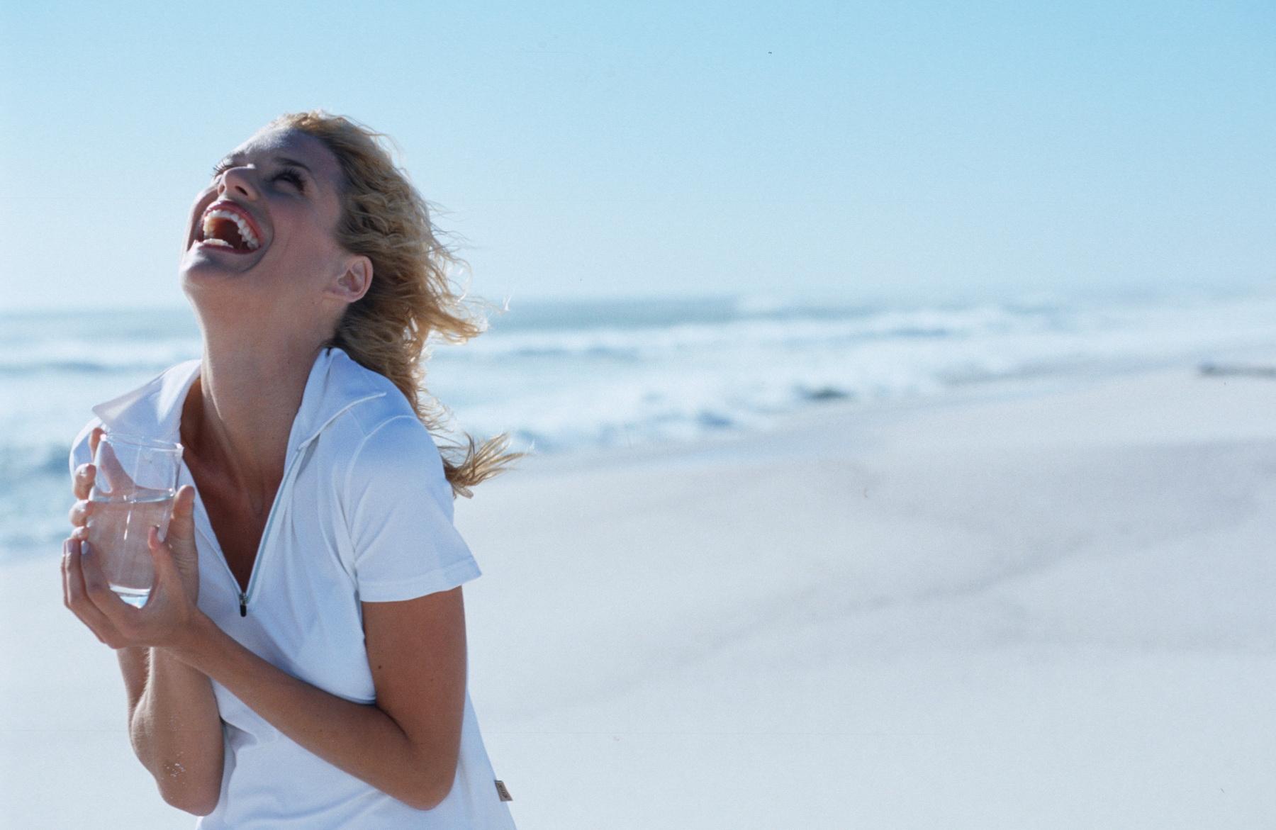 E clar, fără apă mori. Şi totuşi&hellip; c&acirc;tă apă trebuie să bei pe zi pentru a fi sănătos?