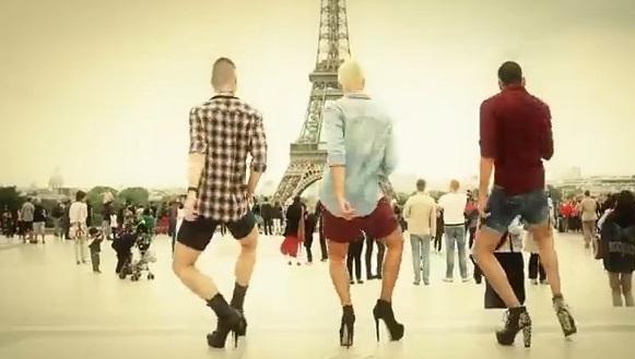 VIDEO! Bărbații dansează pe tocuri! Fetele de la Spice Girls ar fi m&acirc;ndre!