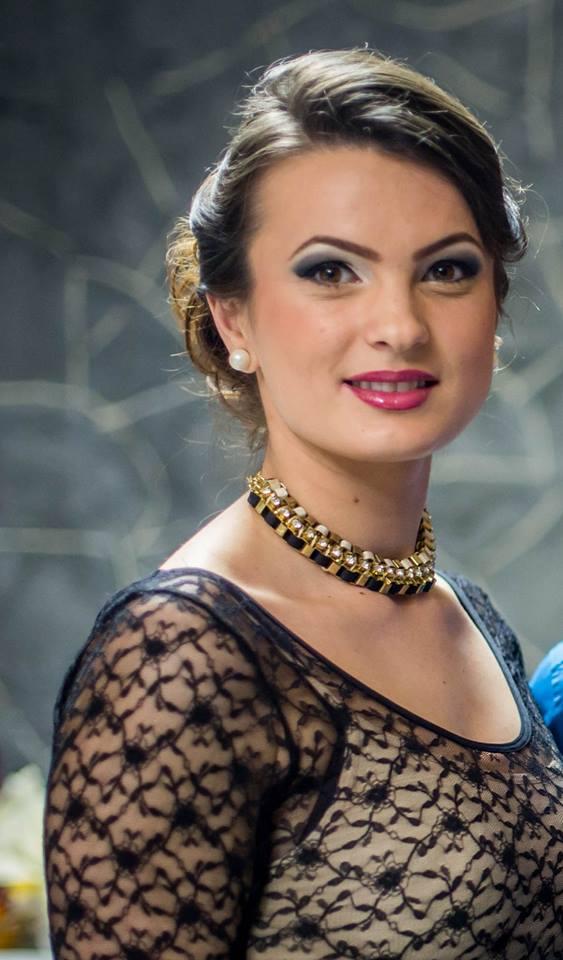 Uimitor! Sexy-şoferiţa care conduce un TIR de 40 de tone!