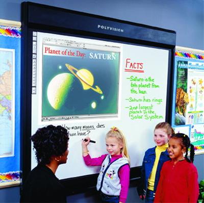 O profesoară a cumpărat o tablă inteligentă de 8.000 de lei din banii ei!