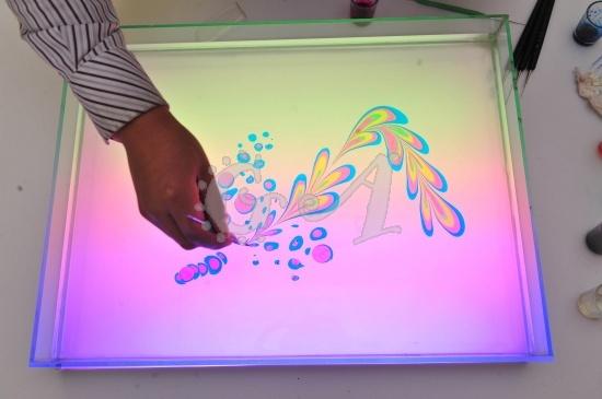 Uimitor! Picturi pe apă