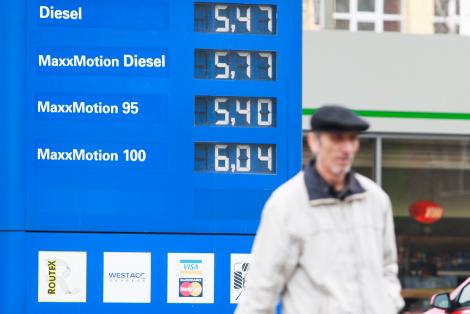 Preţul carburanţilor goleşte buzunarele românilor