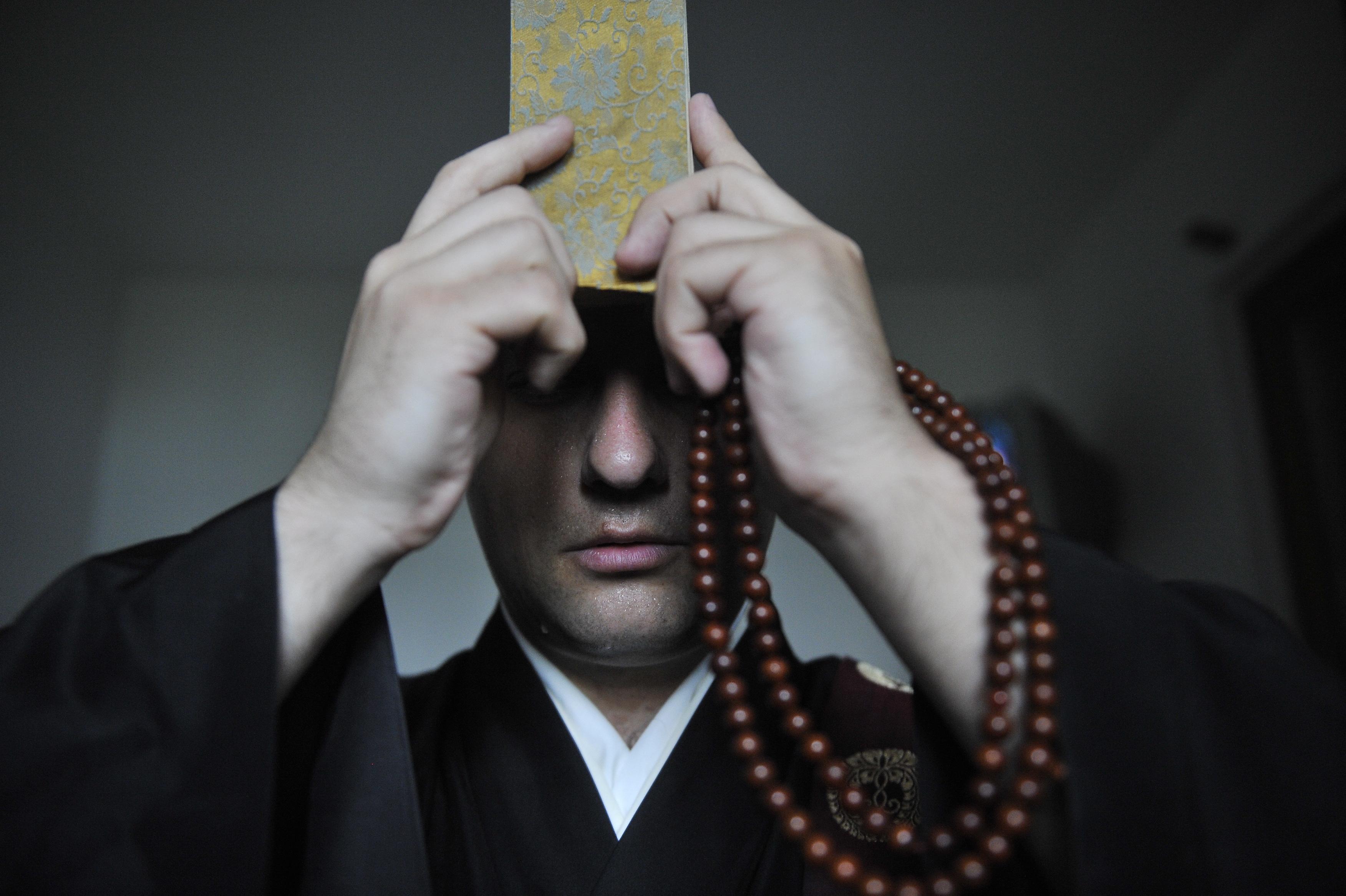 Preoţii-vraci curăţă credicioşii de bani, nu şi de boli