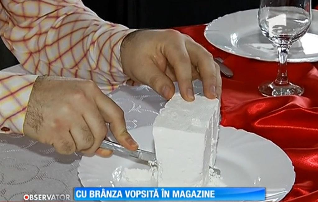 Lăptarii umblă cu br&acirc;nza vopsită la tarabă