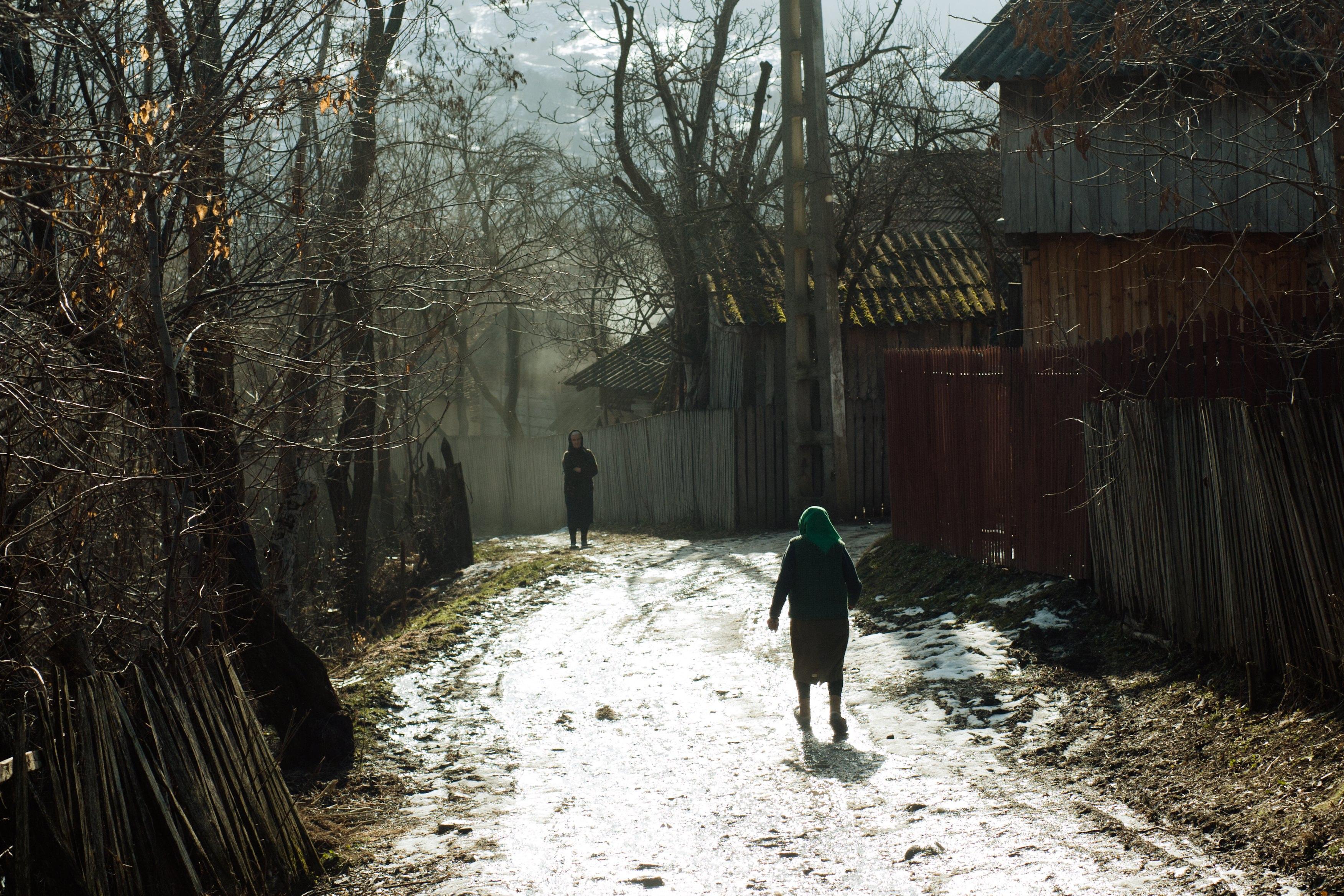 Și-a luat stradă! O pensionară din Gorj a pus stăp&acirc;nire pe un drum judeţean