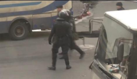 + 18 Video şocant! Un protestatar a fost decapitat în timpul violenţelor din Kiev