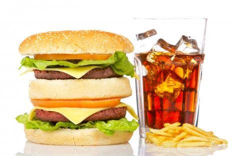 ŞOCANT! Ce se întâmplă în corpul tău atunci când mănânci fast food!