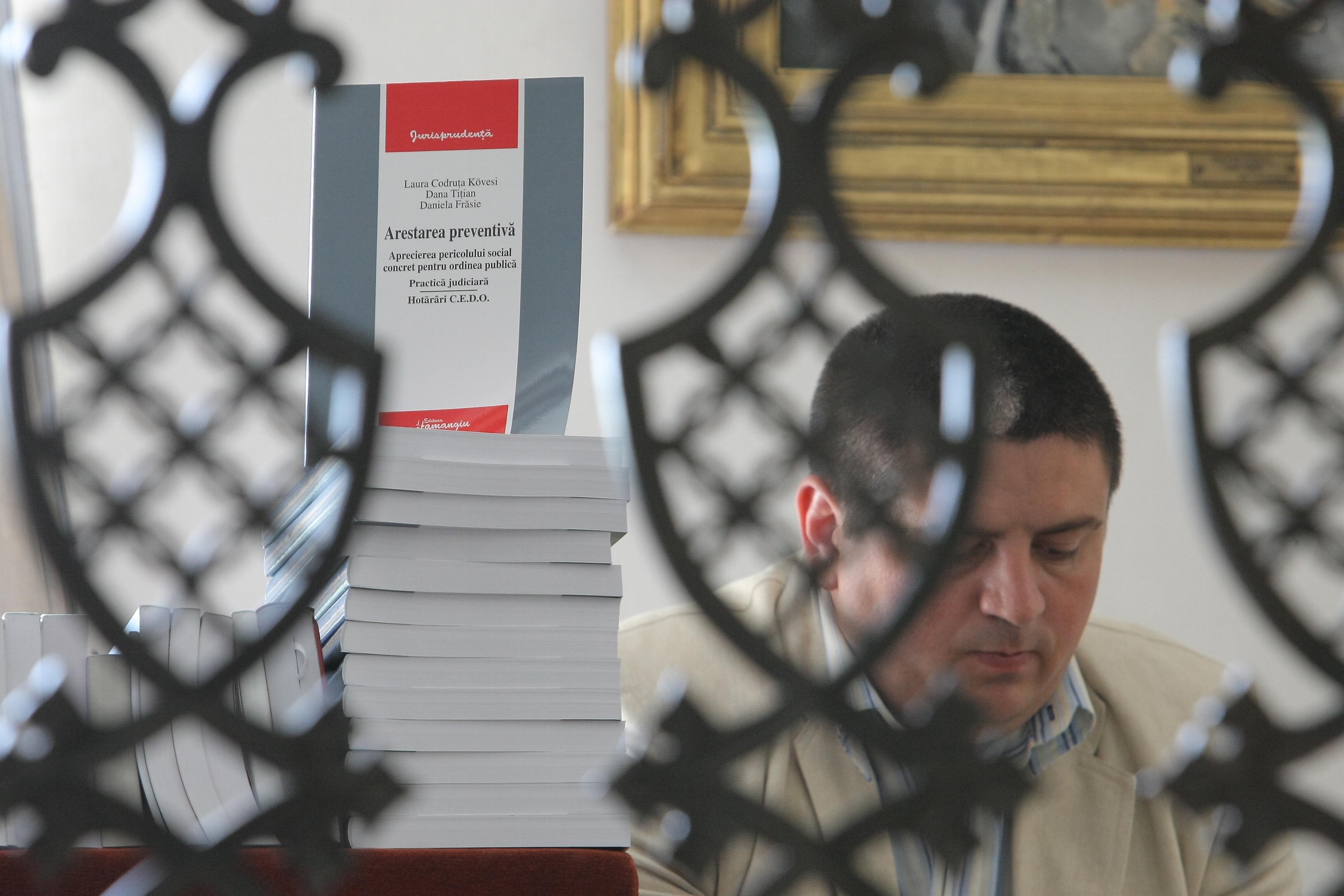 A c&acirc;ştigat la CEDO despăgubiri de 8.000 de euro pentru că a plătit pensie alimentară pentru un copil care nu era al lui