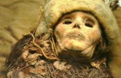 Ce au descoperit oamenii de ştiinţă pe pieptul unor mumii dezgropate în China