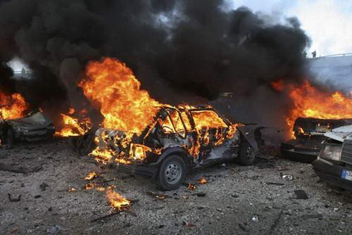 Trei maşini au ars violent &icirc;n parcarea unui bloc din Piatra Neamţ