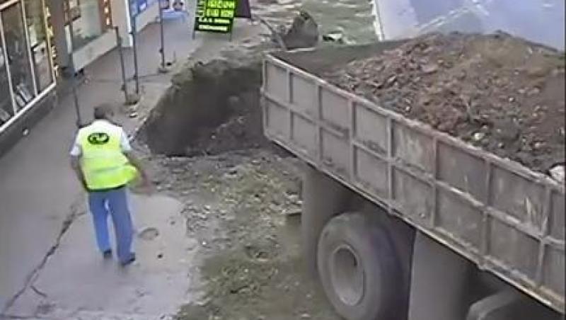 Dorel de Focșani este șofer pe basculantă! Și iar o face lată! (VIDEO)