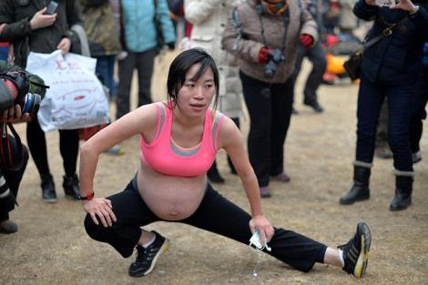 La maraton cu graviduța! O chinezoaică însărcinată, în competiții de alergat pe distanțe lungi