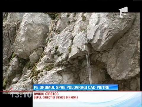 Pe drumul spre Polovragi cad pietre!