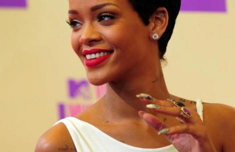 Uite cum arată Rihanna cu mustaţă!
