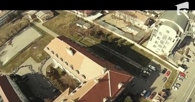 INEDIT! Elevii unui liceu din Alba Iulia au format un lanţ uman vizibil din avion!