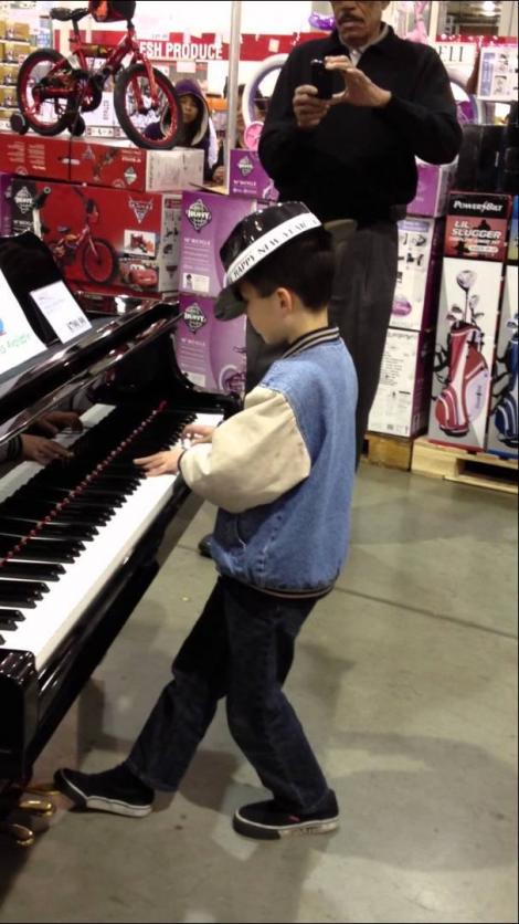 VIDEO! Acest copil cântă dumnezeiește la pian