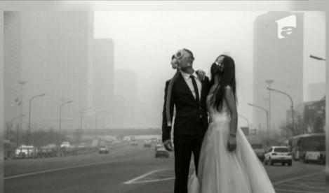 Dragostea în vremea smogului: Fotografii de nuntă, în poluatul Beijing