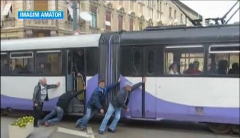 Tramvai împins de călători, la Timișoara