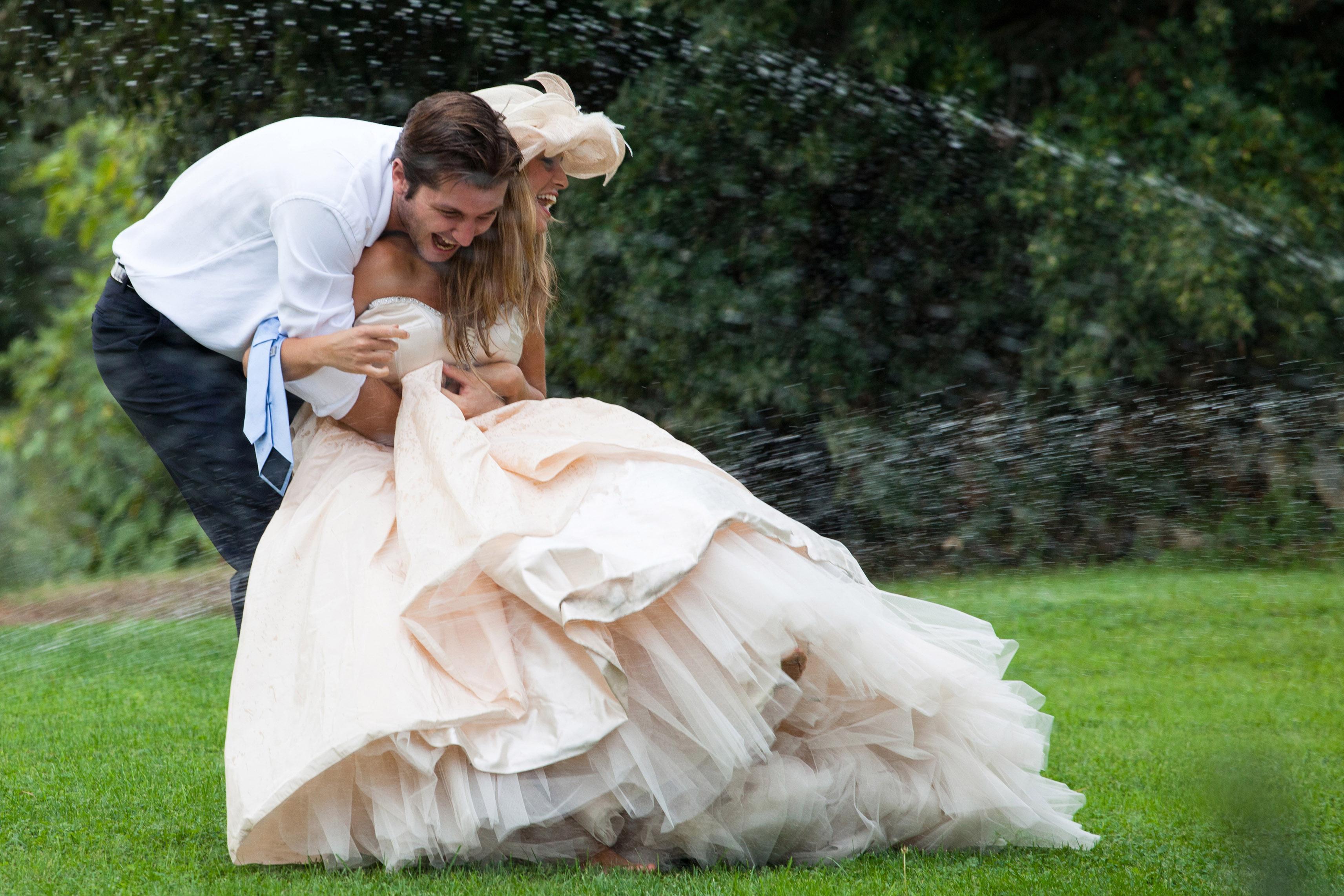 Cercetătorii au stabilit: Fericirea vine şi fără bani