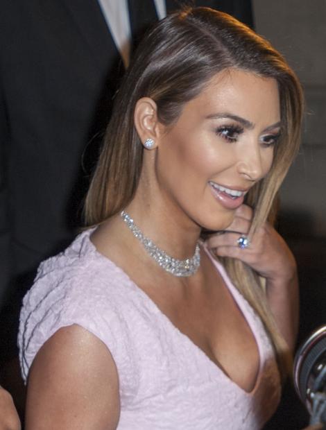 Kim Kardashian, într-o rochie transparentă la Balul Operei din Viena