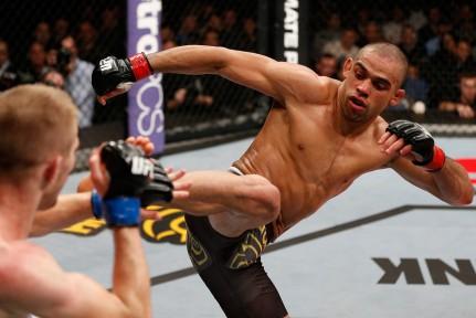Victorie cu scandal pentru Renan Barao &icirc;n main-event-ul galei UFC de la New Jersey