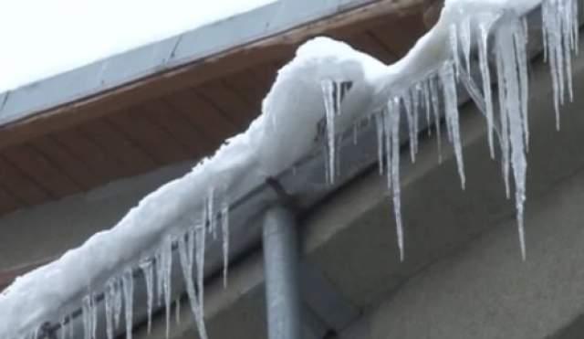 Țurțurii, pericolul ce vine din cer: Iată c&acirc;teva sfaturi utile de la pompieri!