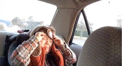 VIDEO! Iți topește inima: Un băiețel plânge la melodiile triste