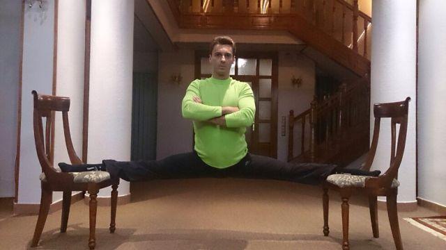 Van Damme şi Mircea Badea, buni de plată! L-au copiat pe faţă, iar acum le cere drepturi de autor pentru "şpagat"