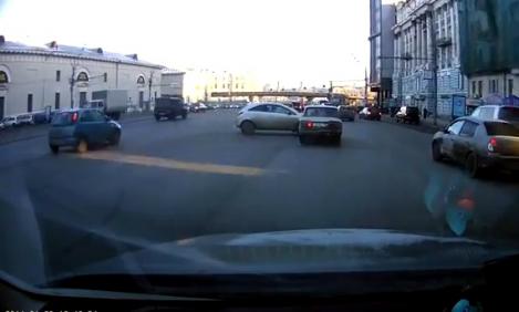 Regele șoselelor există: Șofează în Moscova și parchează în 10 secunde