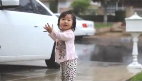 Vei plânge de EMOŢIE! Reacţia inedită a unui copil care vede ploaia pentru prima dată!