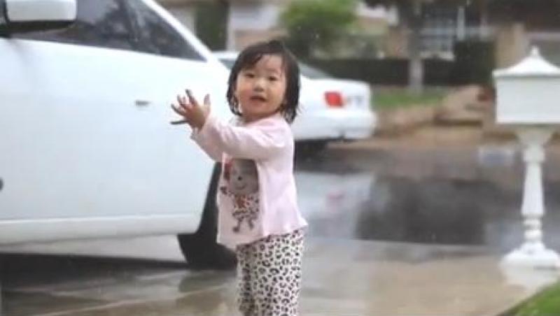 Vei plânge de EMOŢIE! Reacţia inedită a unui copil care vede ploaia pentru prima dată!