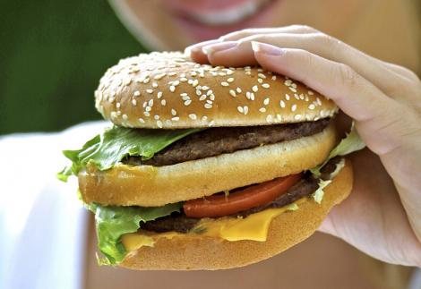 VIDEO! Reacția uimitoare a oamenilor care gustă pentru prima oară un hamburger!