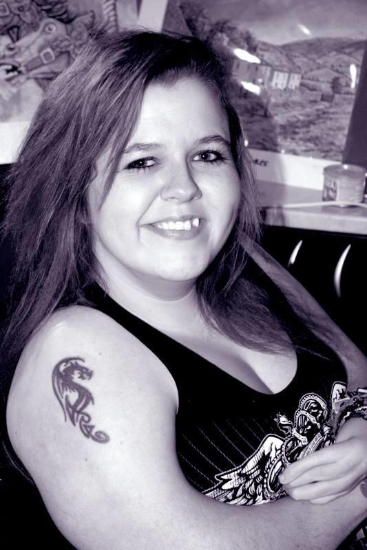 FOTO! Fără m&acirc;ini și picioare! O t&acirc;nără pictează dumnezeiește cu ajutorul gurii