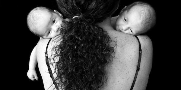 ȘOCANT! O t&acirc;nără află că nu este mama biologică a copiilor ei, deși i-a adus pe lume