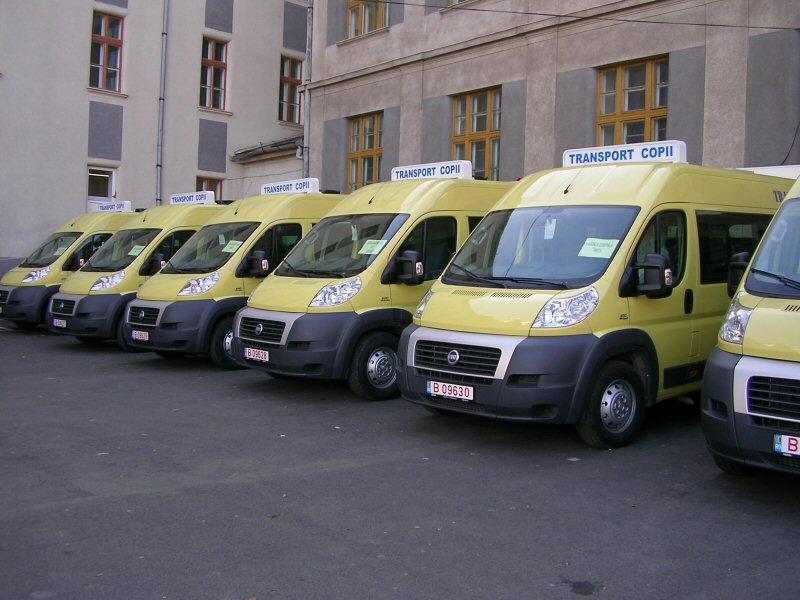 Fraudă cu banii de transport ai elevilor. Un abonament la microbuzul şcolar, de şase ori mai scump dec&acirc;t unul obişnuit la CFR