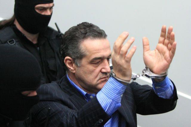 Mai puţine imagini cu Gigi Becali şi alţi deţinuţi pe TV