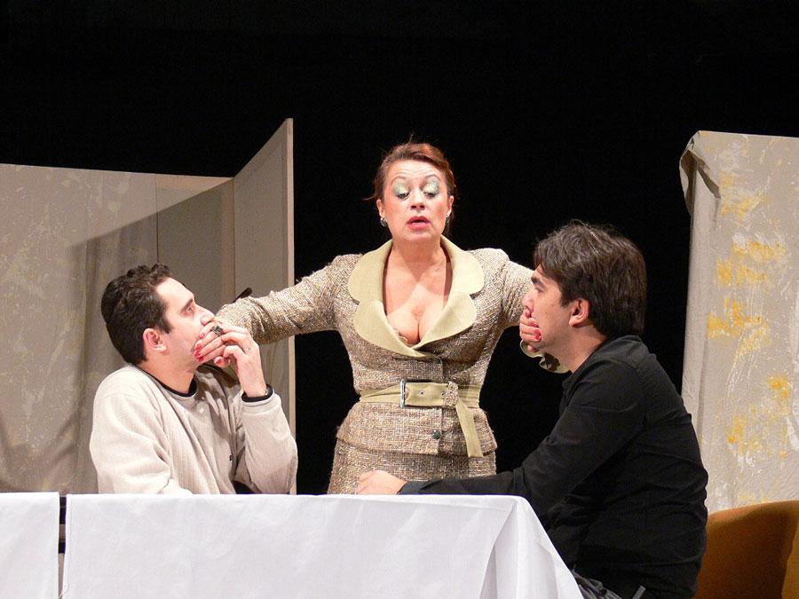 Comedia "Mă mut la... tata?" este primul serial de teatru din Rom&acirc;nia