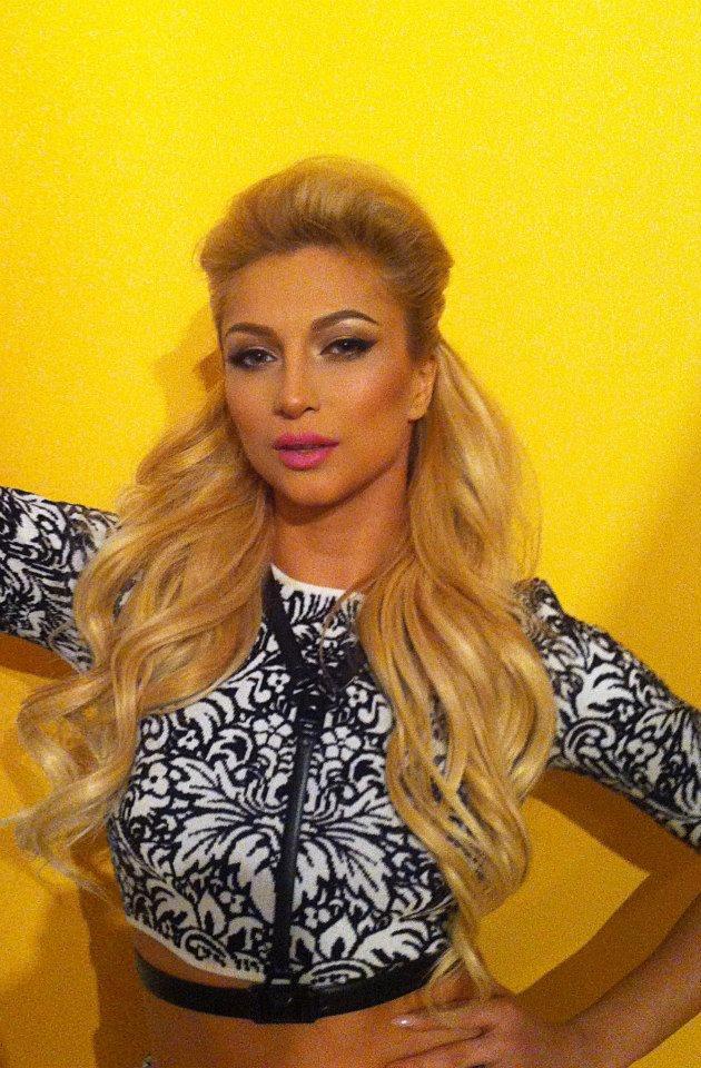 Lora: "Sexy" e un lucru bun atunci c&acirc;nd este combinat cu mai multe calități