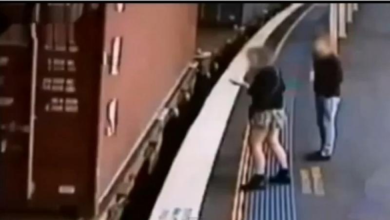 Imagini terifiante: Momentul în care o tânără sare într-un tren în mișcare