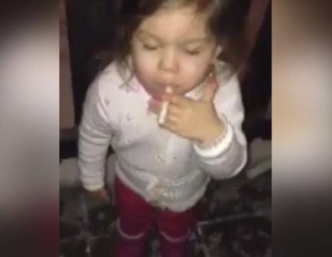 Scandalos! Un copil de 3 ani a fost pus să fumeze