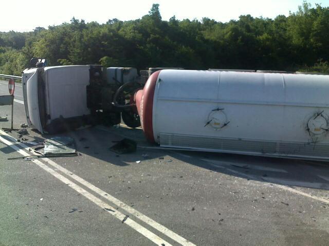 O cisternă cu 20 de tone de motorină s-a răsturnat &icirc;n Sibiu