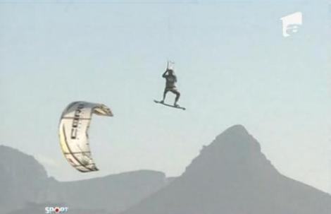 Olandezul zburător! S-a ridicat la 25 de metri înălţime, la cea mai mare competiţie de kitesurfing din lume