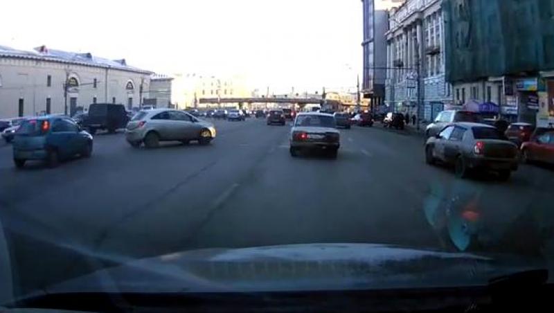 GTA pe străzile din Rusia! Uite ce cascadorii face acest şofer!