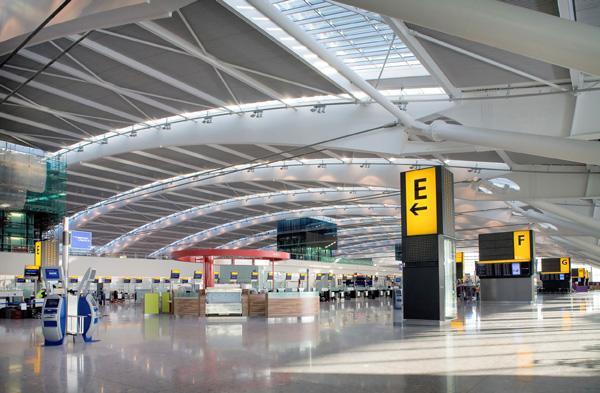 Poliţia de pe aeroportul Heathrow a fost şocată c&acirc;nd s-a uitat &icirc;n bagajele a două rom&acirc;nce