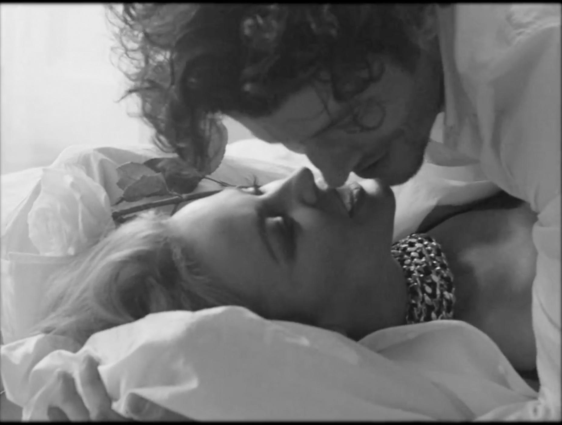 FOTO! Kylie Minogue, mai sexy ca niciodată! Ipostaze fierbinți &icirc;n care artista se iubește cu un bărbat misterios